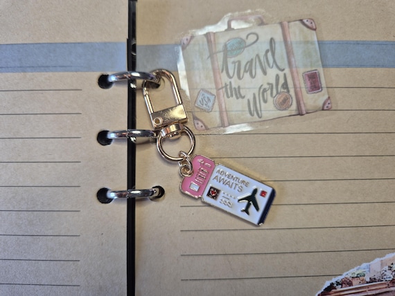 Sleutelhanger reisdagboek charm | journal binder hanger accessoire | vliegtuig koffer luchtballon wereldbol