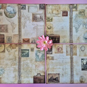 Op de afbeelding: Een collage van vier panelen met een vintage reisthema. Elk paneel toont een wereldkaart, postzegels, globes en bagage. Een roze bloem is in het midden geplaatst. De panelen zijn gerangschikt op een roze achtergrond.
