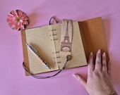 Parijs travel journal set | reisdagboek A6 met Eiffeltoren pen en stickers | cadeau Parijs reiziger