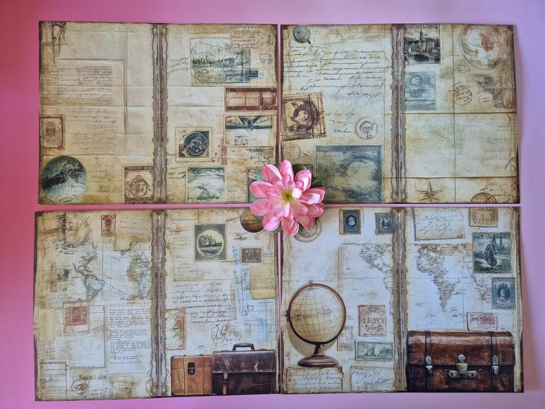 Op de afbeelding: Een collage van vier papieren panelen in vintage-stijl met een roze bloem. De panelen bevatten antieke kaarten, postzegels, handgeschreven tekst en illustraties van globes en reisgerelateerde afbeeldingen. Twee kleine bruine koffers zijn zichtbaar.