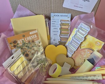 bookish bundles gelb: Journaling-Geschenkset mit A6 Notizbuch, magnetischem Lesezeichen und Stickern | 17-teilig