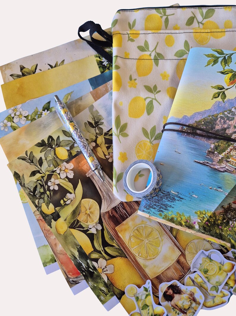 Op de afbeelding: Een verzameling briefpapier met een citroenthema. Inclusief een pen, ansichtkaarten, een notitieboek, stickers, een etui en decoratieve tape. De items bevatten illustraties van citroenen, bloemen en kustlandschappen, met een kleurenpalet van geel, groen en blauw.