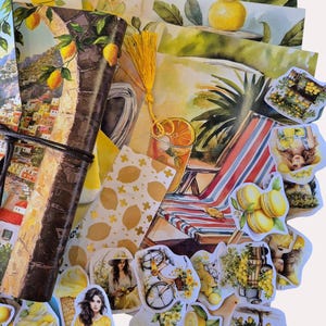 Op de afbeelding: Een verzameling briefpapier en stickers met een citroenthema. De items omvatten notitieboekjes, stickers en decoratief papier met illustraties van citroenen, strandtaferelen en desserts. Het kleurenpalet is voornamelijk geel, wit en bruin.