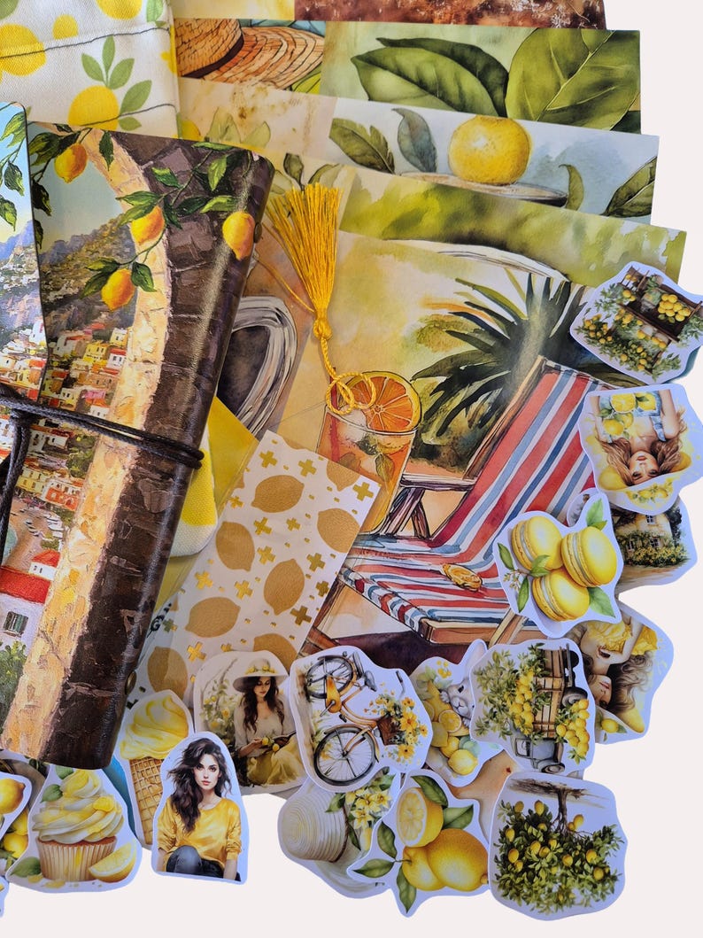 Op de afbeelding: Een verzameling briefpapier en stickers met een citroenthema. De items omvatten notitieboekjes, stickers en decoratief papier met illustraties van citroenen, strandtaferelen en desserts. Het kleurenpalet is voornamelijk geel, wit en bruin.
