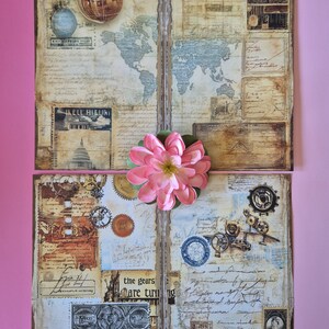 Op de afbeelding: Twee pagina's tellende scrapbook lay-out in vintage stijl met een roze bloem. De pagina's bevatten een wereldkaart, globe, tandwielen, postzegels en handschrift. Het kleurenpalet omvat beige, bruine en blauwe tinten.