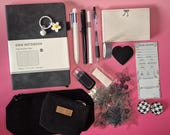 bookish bundles zwart wit: journaling cadeauset met A5 notitieboekje, pennenetui en portemonnee | 16-delig