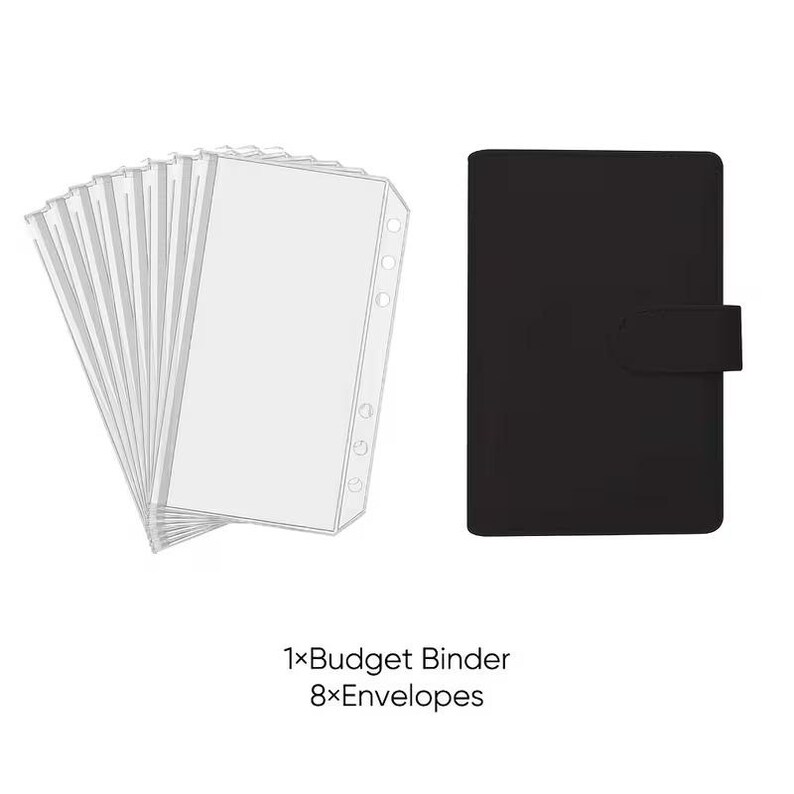 Pu&ograve; includere: Un raccoglitore nero per budget con chiusura magnetica, accanto a una pila di buste di plastica trasparente. Il testo in basso recita "1x Budget Binder 8x Envelopes". Le buste hanno fori per l'inserimento.