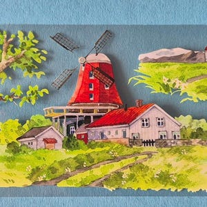 Op de afbeelding: Een decoratieve strook met een aquarel schilderij van een Nederlands landschap. De sc&egrave;ne omvat windmolens, huizen, kerken en groene velden, tegen een blauwe lucht. Het kunstwerk heeft een charmante, vintage esthetiek.