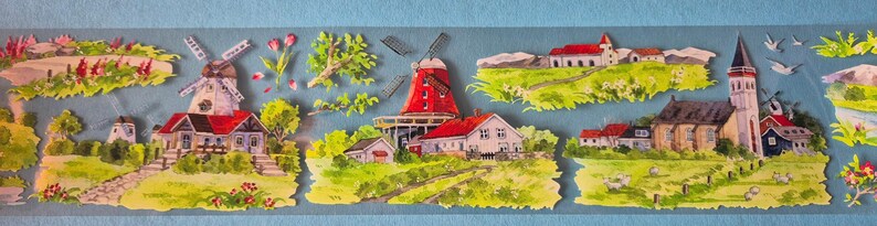 Op de afbeelding: Een decoratieve strook met een aquarel schilderij van een Nederlands landschap. De sc&egrave;ne omvat windmolens, huizen, kerken en groene velden, tegen een blauwe lucht. Het kunstwerk heeft een charmante, vintage esthetiek.