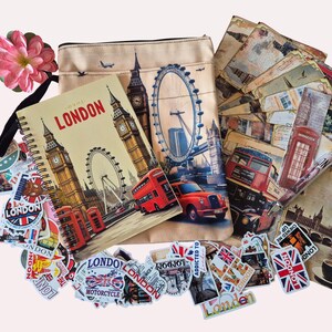 Op de afbeelding: Een verzameling souvenirs met Londen-thema, waaronder een spiraalgebonden notitieboek met "LONDON" in het rood, een etui met ritssluiting, stickers en ansichtkaarten. De items tonen iconische Londense beelden.