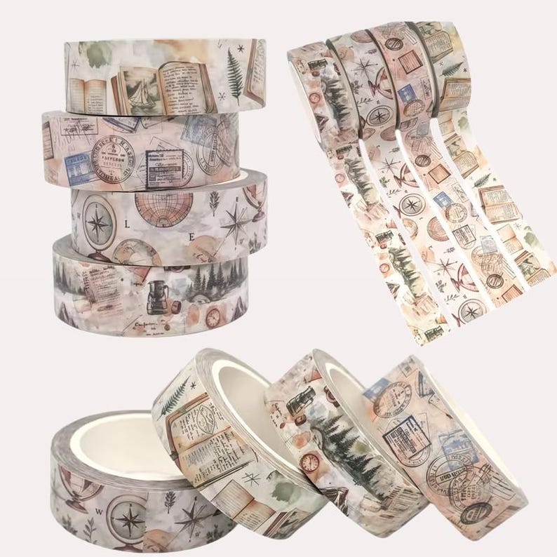 Pu&ograve; includere: Una collezione di rotoli di nastro adesivo decorativo washi con illustrazioni di ispirazione vintage. I disegni includono libri aperti, bussole, mappamondi, francobolli, timbri postali, lanterne e paesaggi boschivi in toni seppia, marrone e crema.