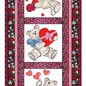 Könnte beinhalten: Ein vertikaler, gesteppter Wandbehang mit drei quadratischen Feldern, die cremefarbene Teddybären zeigen. Die Bären sind mit roten Herzen, einer blauen Schleife und einem violetten Schal verziert. Der Rand besteht aus dunklem Blumenstoff mit roten Akzenten.