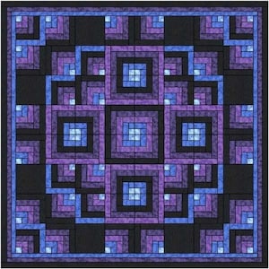 Könnte beinhalten: Ein quadratischer Quilt mit einem geometrischen Muster in Blau-, Lila- und Schwarztönen. Das Design zeigt konzentrische Quadrate und Rechtecke, wodurch eine symmetrische und visuell komplexe Anordnung entsteht. Die Kanten des Quilts sind mit einem dunkelblauen Rahmen eingefasst.