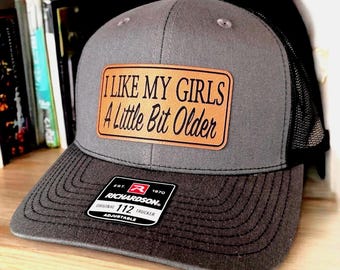 Gorra "Me gustan las chicas un poco mayores", gorra de camionero Richardson 112, parche divertido, cierre ajustable, el mejor regalo para papá, esposo o novio, envío rápido.