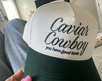 Gorra de camionero bordada Caviar Cowboy, color beige y verde bosque, estilo vintage con cierre ajustable, gorra urbana de moda, regalo para chicas.