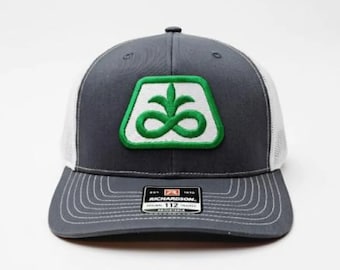 Gorra de camionero Richardson 112, de malla, ajustable, con parche Pioneer, color gris y blanco, ideal para uso en exteriores y ropa de calle.