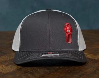 Gorra Kenworth Richardson 112 Trucker, color blanco carbón, con logo bordado, malla ajustable, estilo clásico de camionero, para hombre 2026