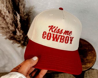 Gorra vaquera bordada Kiss Me Cowboy: gorra vaquera para San Valentín, gorra de rodeo para conciertos country, regalo coqueto para ella, gorra personalizada.