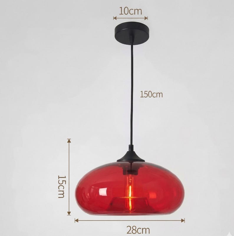 Op de afbeelding: Een rode glazen hanglamp met een zwarte plafondbevestiging en snoer. De lamp is 28 cm breed, 15 cm hoog en hangt 150 cm van het plafond. De plafondbevestiging heeft een diameter van 10 cm.