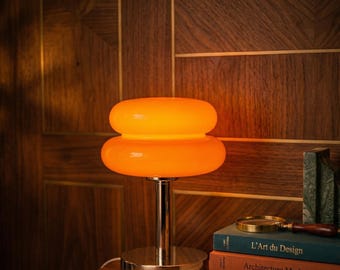 Retro glazen paddenstoellamp | Oranje, witte, chromen basis, modern accentlicht uit het midden van de eeuw