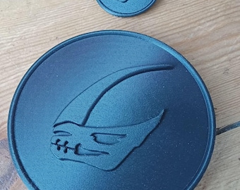 マットブラックのマッドホーン紋章アーマーバッジ – グロッグ胸当てコスプレ小道具 (3.5cm & 9cm)