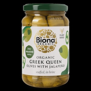 Peut inclure: Un bocal en verre d'olives Biona Organic Greek Queen farcies au jalapeño en saumure. L'étiquette présente un fond blanc avec des accents verts, une illustration circulaire de légumes, le texte 'PLANT BASED' et un poids net de 370g.
