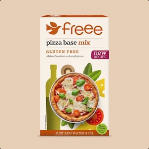 Puede incluir: Una caja rectangular de mezcla para base de pizza Freee. El empaque blanco presenta el nombre de la marca, los textos 'GLUTEN FREE', 'new RECIPE' y 'JUST ADD WATER & OIL'. Un gráfico muestra una pizza horneada con tomate, queso y albahaca.