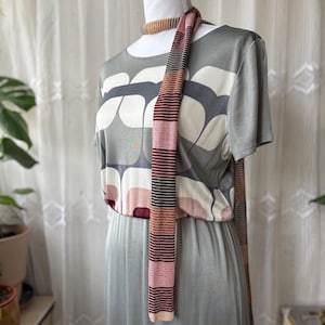 Vintage 60-tals abstrakt geometrisk maxiklänning | Silkeslen draperad modtryck, grårosa