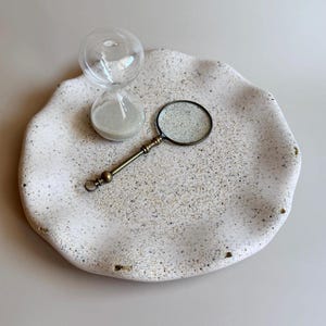 Jesmonite Organic Wave Rund Dekorativ Bricka | Smyckesbricka | Parkettbricka | Minimalistisk Inredning