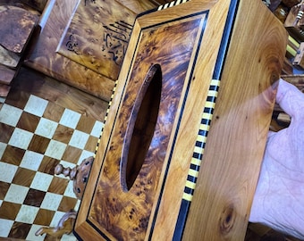 Una caja de pañuelos de tuya pura: así es como la habilidad del artesano se une a la calidad del producto y al aroma de la tuya.