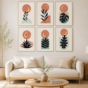Könnte beinhalten: Ein Set aus sechs gerahmten Wandbildern mit botanischen Illustrationen, Mondsicheln und Sonnen in Terrakotta, Petrol und Schwarz. Jeder Druck zeigt eine einzigartige Pflanzensilhouette unter einem himmlischen Motiv auf cremefarbenem Grund.