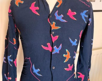 Vintage 70er Jahre Herren Bom Homme dunkelblaues Hemd mit Vogelprint