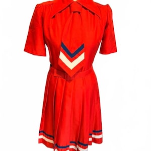 Minivestido rojo estilo mod de los años 60 con cinturón, de Marcel Fenez, por Roland Klein.