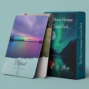 Könnte beinhalten: Eine blaugrüne Box für das Norse Heritage Oracle Deck mit einer nächtlichen Berglandschaft und dem Text "The Norse Heritage Oracle Deck" und "By Skadi". Zwei Karten sind abgebildet, eine davon zeigt eine Regenbogenbrücke mit "Bifrost connection 13".