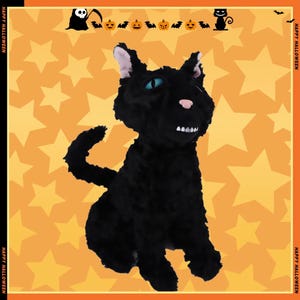 Peut inclure: Une peluche de chat noir à la texture granuleuse, avec des oreilles intérieures rose clair, un nez rose et des dents blanches visibles. Le chat a un grand œil bleu sarcelle sur un fond orange avec des étoiles jaunes et des icônes d'Halloween.