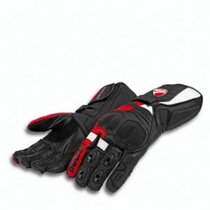 Puede incluir: Guantes de moto negros, rojos y blancos de cuero con paneles de malla y protección en los nudillos. El logotipo de Ducati está impreso en la correa de la muñeca y en la sección roja de los dedos, con protectores negros moldeados en los dedos.