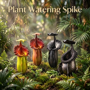 Puede incluir: Cuatro picos de riego para plantas con forma de plantas jarra, con el texto Plant Watering Spike. Los picos son de color amarillo-rojo, naranja-rojo, negro mate y gris metálico oscuro con textura acanalada, dispuestos entre follaje verde.