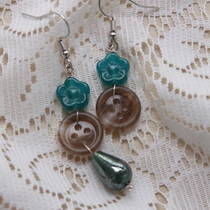 Pendientes de flores con botones de cuentas de cristal inspirados en el castillo ambulante de Howl, de estilo caprichoso.