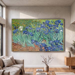 Puede incluir: Una gran impresión de arte mural rectangular que presenta una vibrante pintura al óleo de lirios azules con follaje verde y un lirio blanco solitario. La composición muestra pinceladas gruesas y texturizadas en tonos azul profundo, verde claro y marrón terroso.