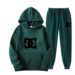 Peut inclure: Un ensemble de surv&ecirc;tement vert fonc&eacute; compos&eacute; d'un sweat &agrave; capuche et d'un pantalon de jogging. Le haut a une poche avant et une capuche. Les deux pi&egrave;ces pr&eacute;sentent un logo noir. Le pantalon de jogging a une taille &agrave; cordon et un logo sur la jambe gauche.
