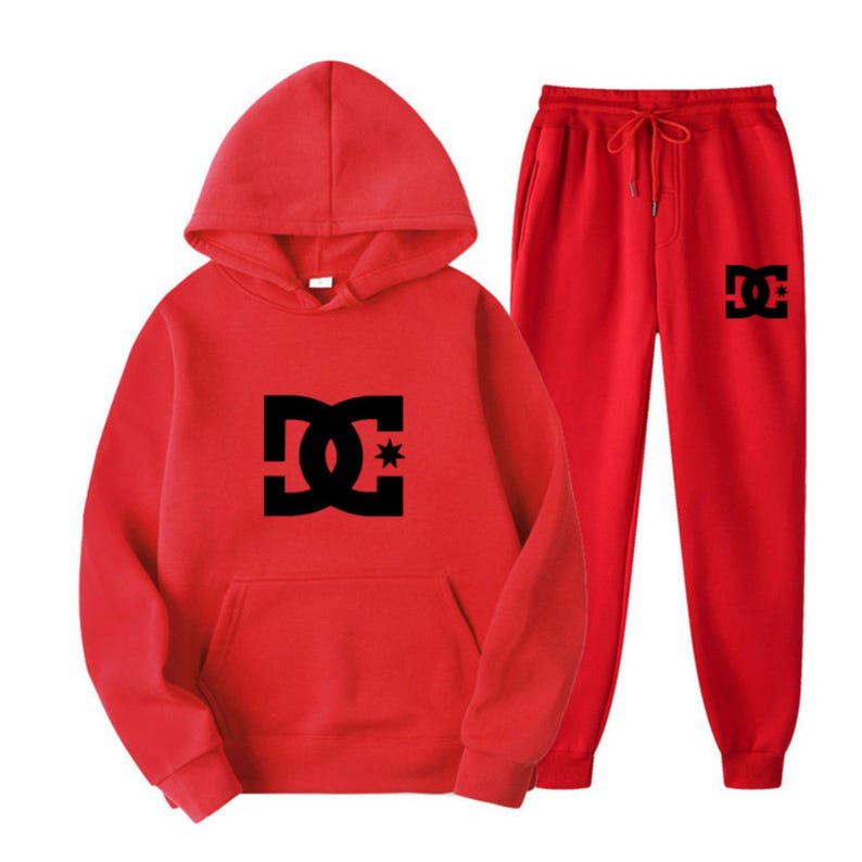 Peut inclure: Ensemble rouge compos&eacute; d'un sweat &agrave; capuche et d'un pantalon de surv&ecirc;tement. Le sweat &agrave; capuche a une poche avant et une capuche. Les deux pi&egrave;ces pr&eacute;sentent un logo noir sur le devant. Le pantalon de surv&ecirc;tement a une taille &agrave; cordon.