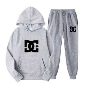 Peut inclure: Ensemble sweat-shirt et pantalon de surv&ecirc;tement gris. Le sweat-shirt &agrave; capuche a un cordon de serrage et une poche kangourou. Les deux pi&egrave;ces pr&eacute;sentent un logo noir avec une &eacute;toile. Le pantalon a une taille &eacute;lastique.