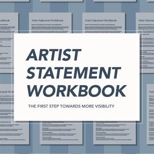 Puede incluir: Un documento rectangular blanco titulado ARTIST STATEMENT WORKBOOK con el subtítulo THE FIRST STEP TOWARDS MORE VISIBILITY en texto azul oscuro, superpuesto sobre un patrón repetitivo de páginas de texto con rayas azul claro y gris.