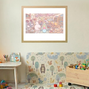 Puede incluir: Una impresión enmarcada muestra una ilustración detallada de un interior de tienda con varios personajes y objetos. La habitación está llena de estanterías, exhibidores y una variedad de artículos. La obra de arte está en un marco de madera clara, colgada en una pared color crema.