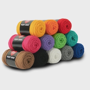 Könnte beinhalten: Eine Sammlung von zwölf Red Heart Super Saver Garnknäueln, die in einer Pyramide gestapelt sind. Die Garnfarben umfassen Gelb, Orange, Rot, Pink, Lila, Hellgrün, Türkis, Braun, Schwarz, Weiß, Grau und Blau, jeweils mit schwarzem Papieretikett.