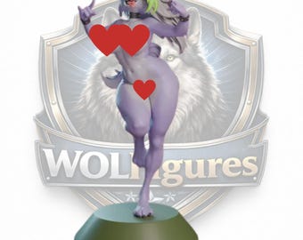 Könnte beinhalten: Eine lila Figur eines wolfsähnlichen Charakters mit grün-weißem Haar, der auf einem grünen Sockel steht. Die Figur posiert mit einem Bein nach vorne und erhobenen Armen. Der Hintergrund zeigt ein Wolfsbild und das Wort "WOLFgures".