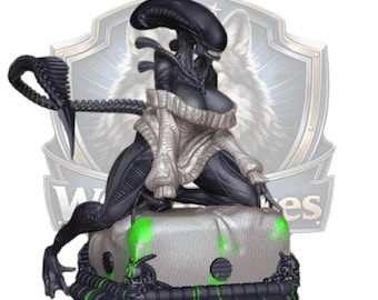 Könnte beinhalten: Eine schwarz-graue Alien-Figur mit einem hellgrauen Pullover. Die Figur kniet auf einem grauen Sockel mit grünen Akzenten. Der Sockel hat einen schwarzen Rand mit einem Totenkopf-Design. Der Hintergrund zeigt ein Wolfsemblem.