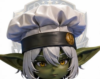 Könnte beinhalten: Eine grün gehäutete Goblin-Figur mit einer weißen Kochmütze mit schwarzem Band und goldenem Emblem. Die Figur hat weißes Haar, große gelbe Augen und trägt eine weiße Kochuniform. Ein Wappen ist im Hintergrund zu sehen.