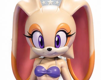 Könnte beinhalten: Eine Figur von Cream the Rabbit aus der Sonic the Hedgehog-Serie. Die Figur hat ein hellbraunes Gesicht, große, rosa gefütterte Ohren und violette Augen. Sie trägt einen lila Bikini. Der Hintergrund zeigt ein silbernes Emblem mit drei Sternen.