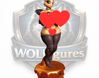 Könnte beinhalten: Figur einer bienenartigen Figur mit tanfarbenem Körper, schwarzen Stiefeln und Flügeln. Die Figur steht auf einem goldenen Sockel. Die Figur wird teilweise von roten Herzformen verdeckt. Das Wort "WOLFGURES" ist im Hintergrund zu sehen.